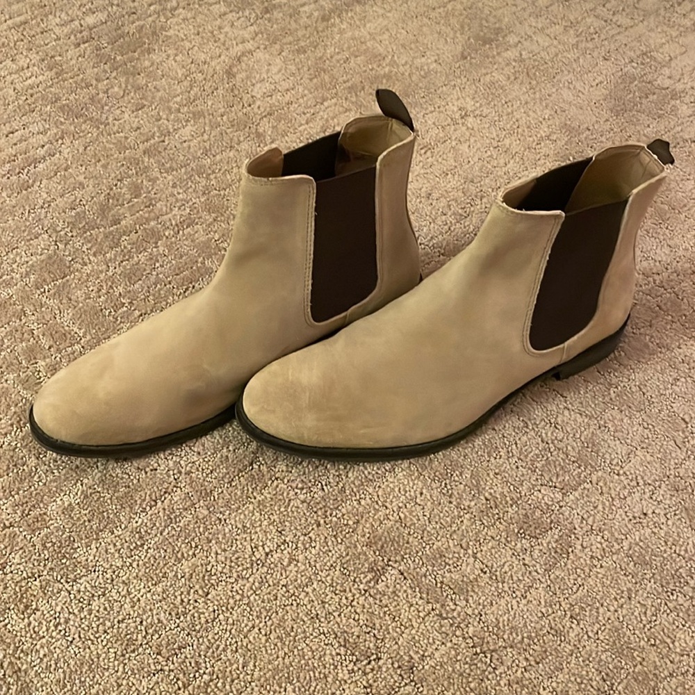 Men’s tan Chelsea boots (UK 7.5 or US 8.5)